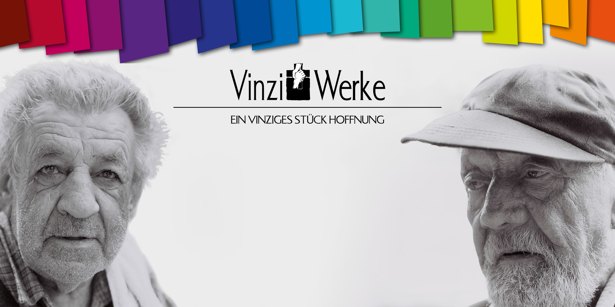 Logo „Vinzi Werke – Ein winziges Stück Hoffnung“ (winzig mit V geschrieben, um auf die Vinzi Werke anzuspielen). Oben Papierstreifen in Regenbogenfarben. Links und rechts befinden sich schwarz-weiß Portraits von älteren obdachlosen Menschen.