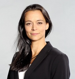 Portraitfoto von Yvonne de Bark, eine junge Frau mit langen dunkelbraunen Haaren.