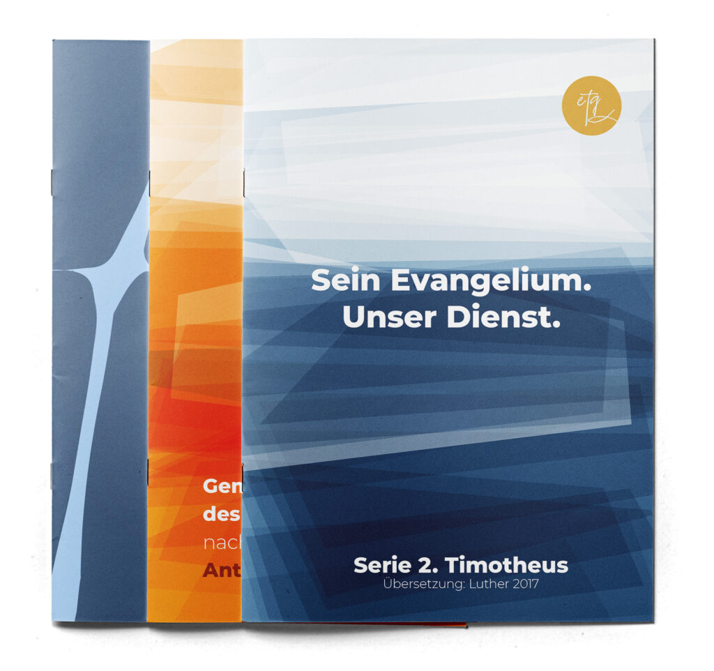 © e-dvertising Verschiedene Folder die aufgefächert übereinander liegen.