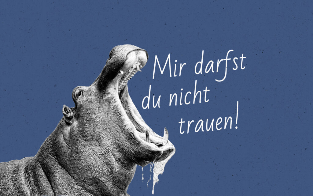 © e-dvertising | Hippo: Bild von Sylwia Głowska auf Pixabay (bearbeitet) Schwarz-Weiß-Foto eines Nilpferds auf blauem Hintergrund. Das Maul ist geöffnet und schnappt nach der Schrift „Mir darfst du nicht trauen!“
