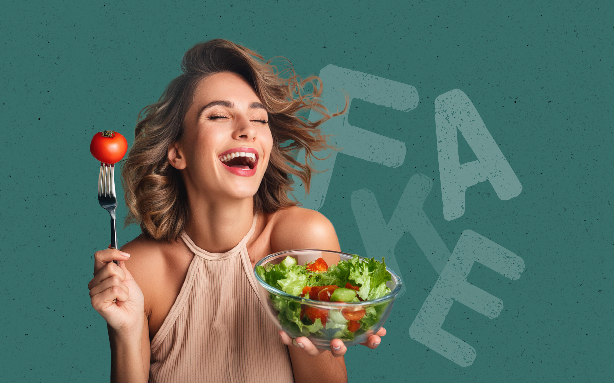 Psychologie und Marketing © e-dvertising, Foto erstellt mit Adobe Firefly Eine Frau mit einer Salatschüssel in der einen Hand, und einer Gabel mit Tomate in der anderen Hand. Sie lacht lauthals. Dadurch wird der typische Stock-Bild-Charakter übertrieben dargestellt. Im Hintergrund sind die Buchstaben des Wortes „Fake“ verstreut.