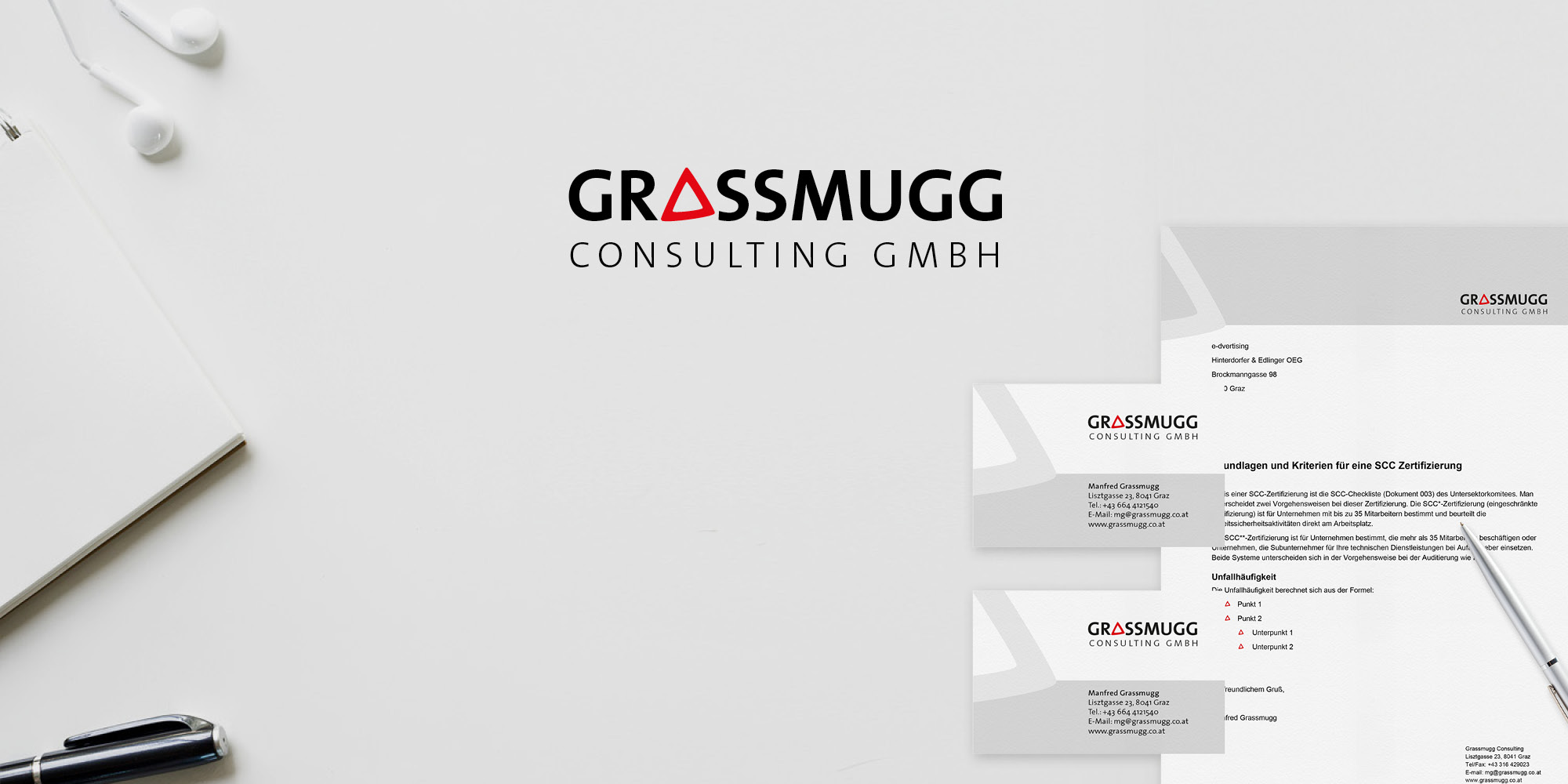 Zusammenstellung © e-dvertising Logo Grassmugg Consultig GmbH. Rechts ein Foto von Manfred Grassmugg bei einem Vortrag.