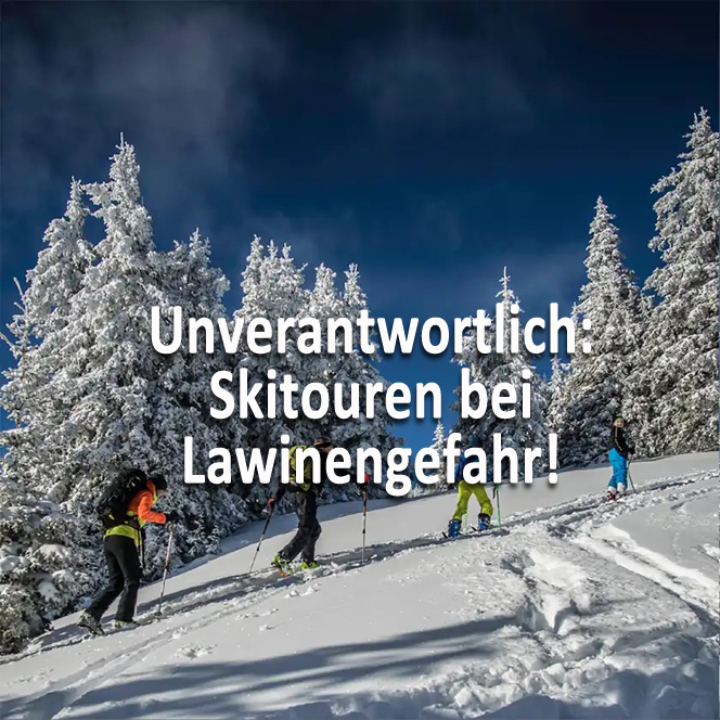 Skitourengeher – Lawinengefahr © e-dvertising, Ulf Edlinger Vier Skitourengeher wandern einen verschneiten Hang hinauf. Im Hintergrund sind schneebedeckte Nadelbäume und ein tiefblauer Himmel mit leichten Wolken. Der Bildtext lautet „Unverantwortlich: Skitouren bei Lawinengefahr!“