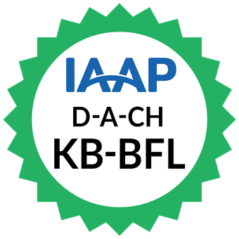 Rundes gezacktes Siegel des „IAAP DACH“ (Deutschland, Österreich, Schweiz) mit der Kennung „KB.BFL“.